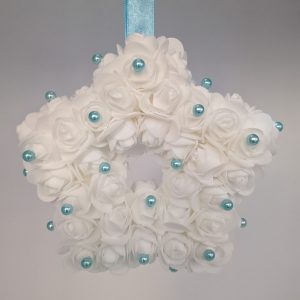 Etoile blanche avec ses perles couleur bleue