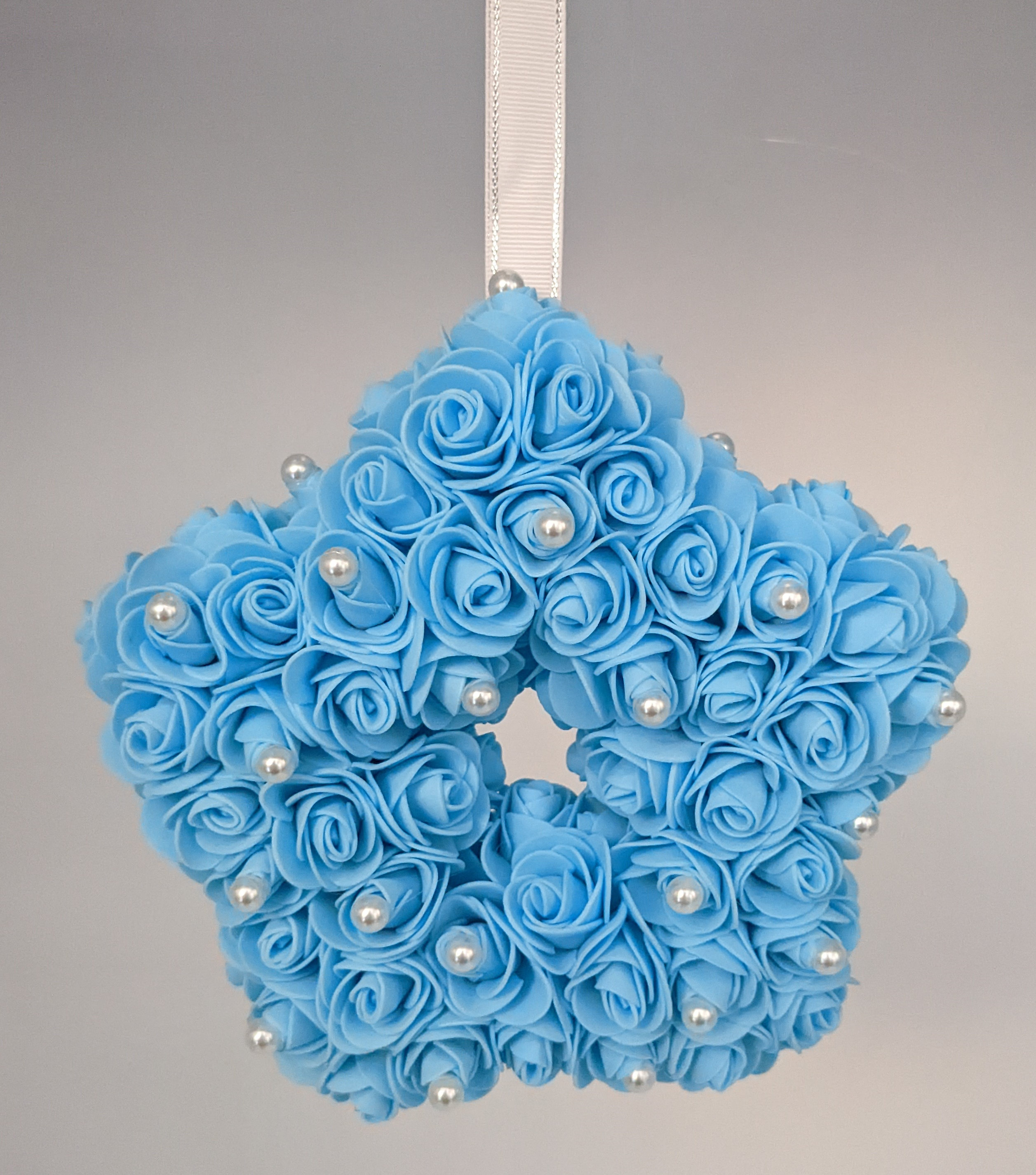 Etoile bleue avec ses perles couleur blanche
