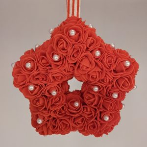 Etoile rouge avec perles blanches