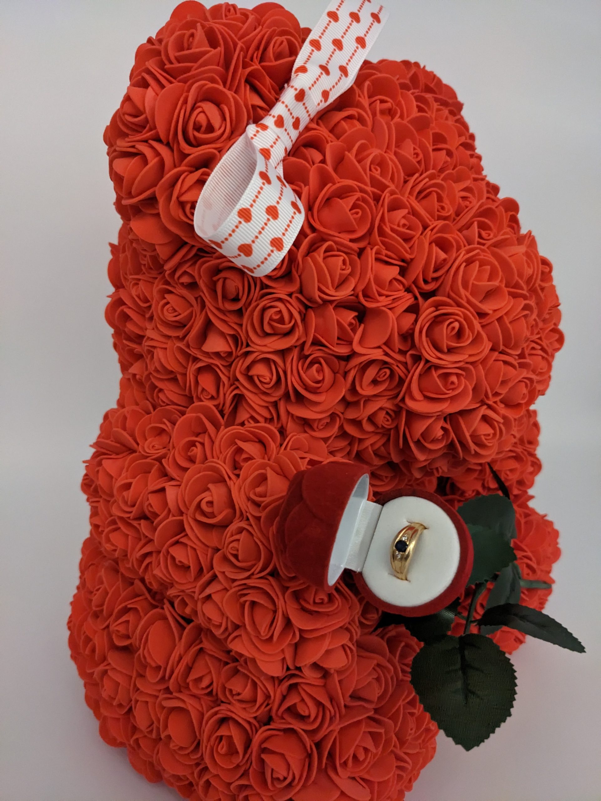 Ours rouge "St Valentin "avec son nœud blanc et son écrin à bijoux – Image 2