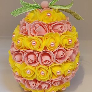 Œuf de Pâques avec son nœud vert anis et ses perles couleur rose clair