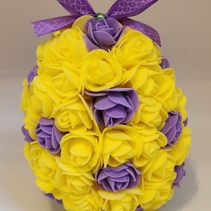 Œuf de Pâques violet et jaune