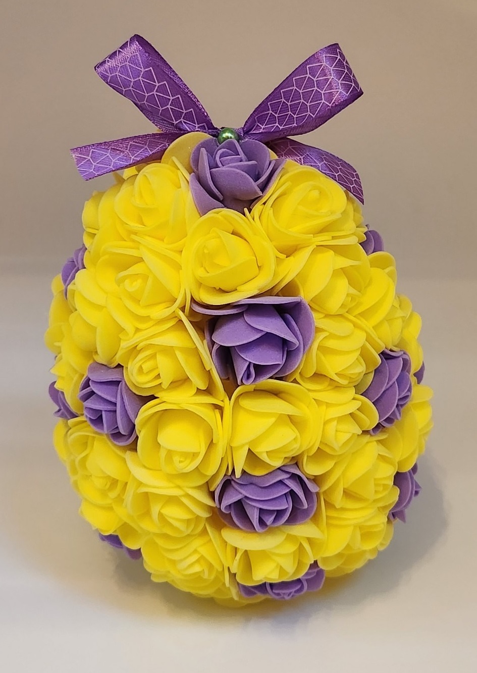 Œuf de Pâques violet et jaune