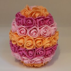 Œuf de Pâques rose, orange et rose fuchsia