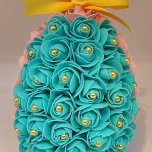 Œuf de Pâques avec son nœud et ses perles
