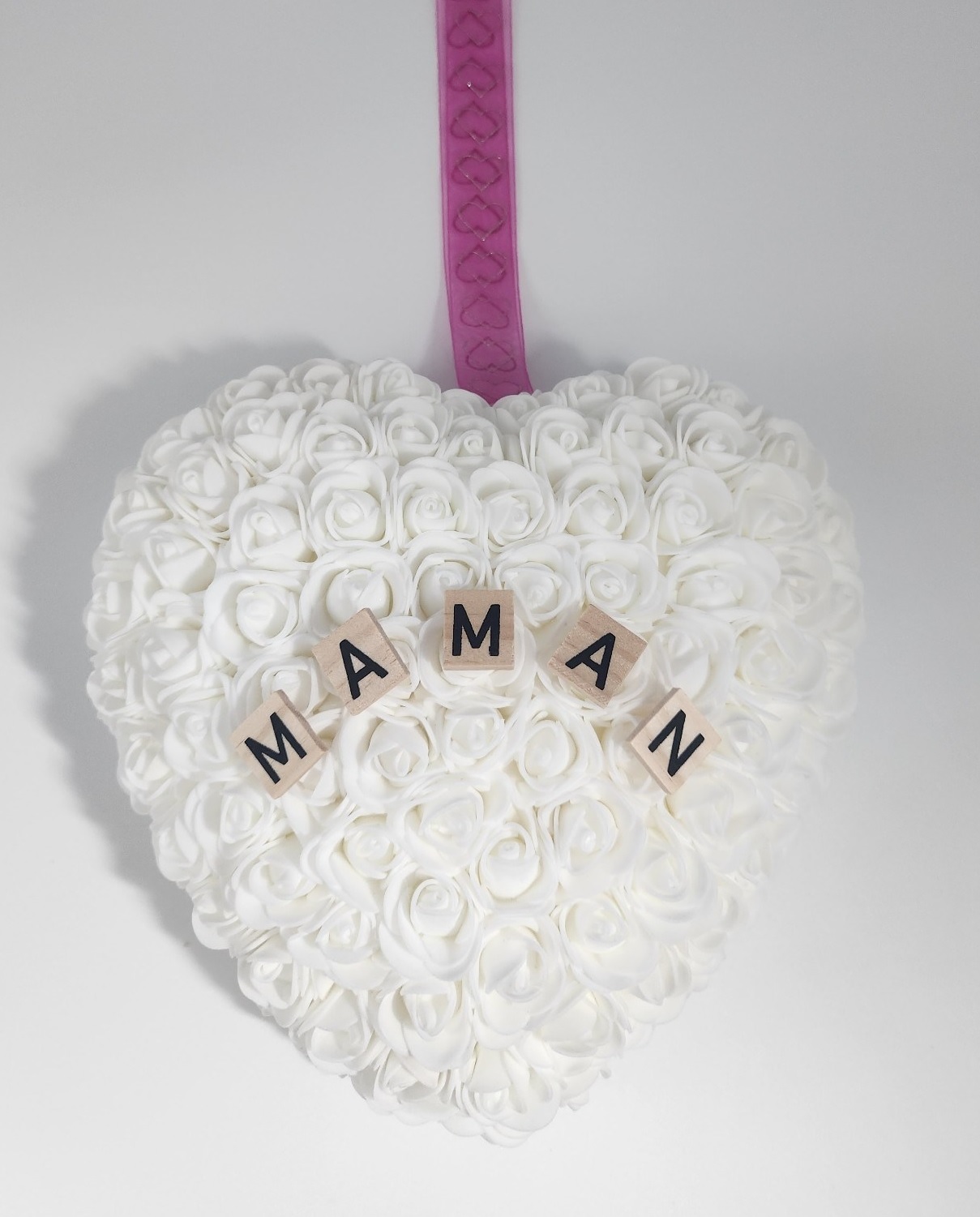 Cœur blanc "Maman" avec son ruban fuchsia
